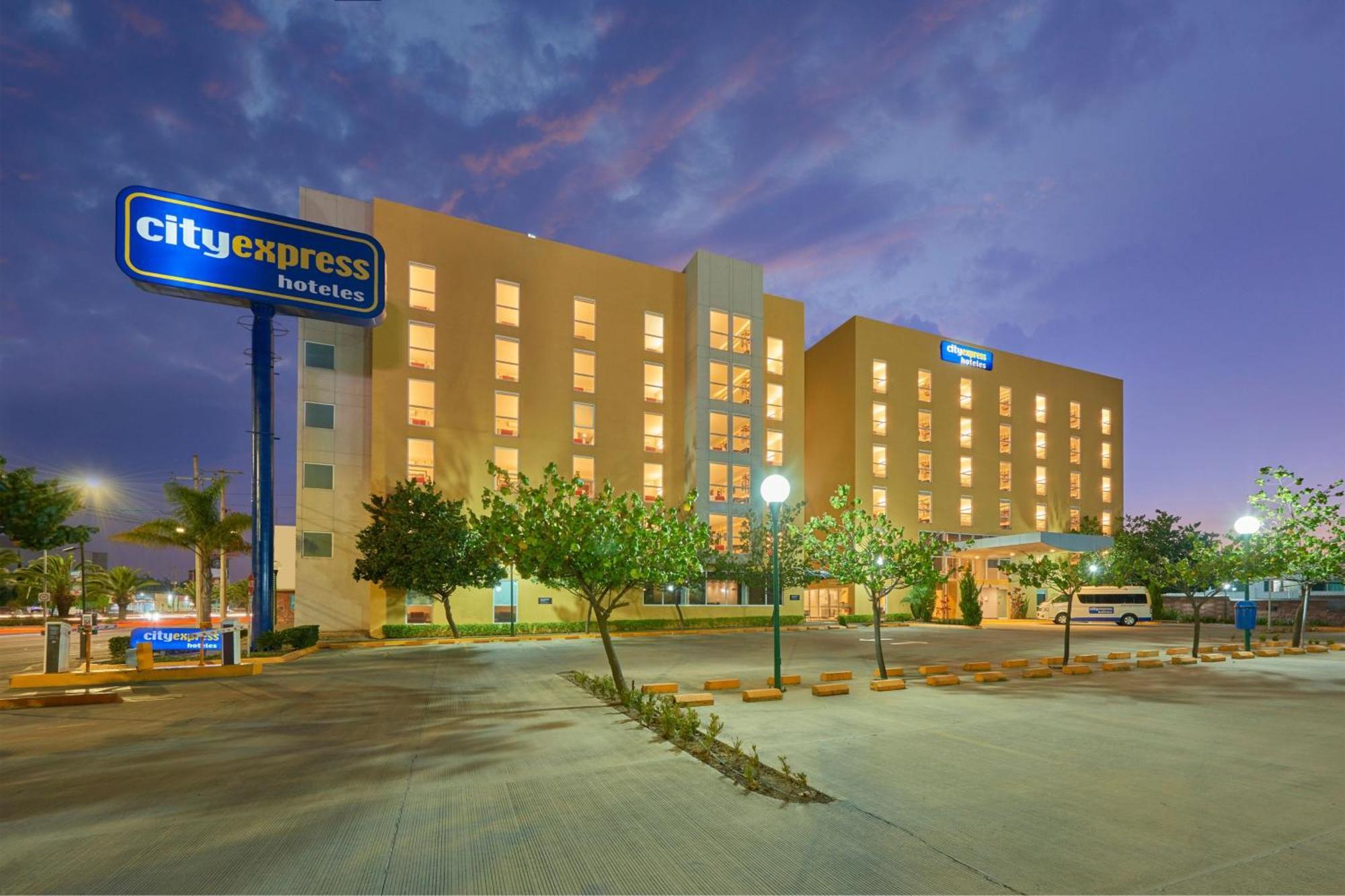 City Express By Marriott Irapuato Norte Exterior photo